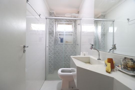 Banheiro do Quarto 1 de apartamento para alugar com 3 quartos, 66m² em Tubalina, Uberlândia