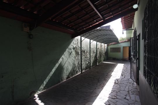 Garagem de casa para alugar com 3 quartos, 264m² em Venda Nova, Belo Horizonte