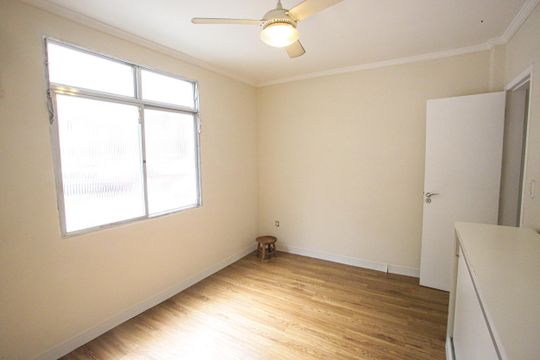 Quarto 1 de apartamento para alugar com 2 quartos, 60m² em Taquara, Rio de Janeiro