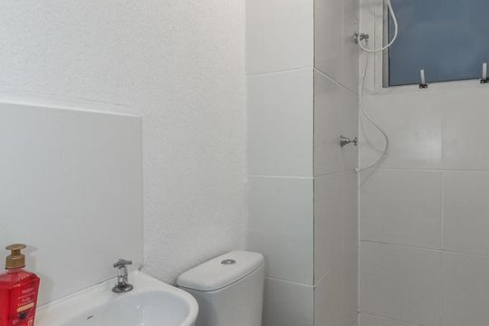 Banheiro de apartamento para alugar com 2 quartos, 48m² em Passo das Pedras, Porto Alegre