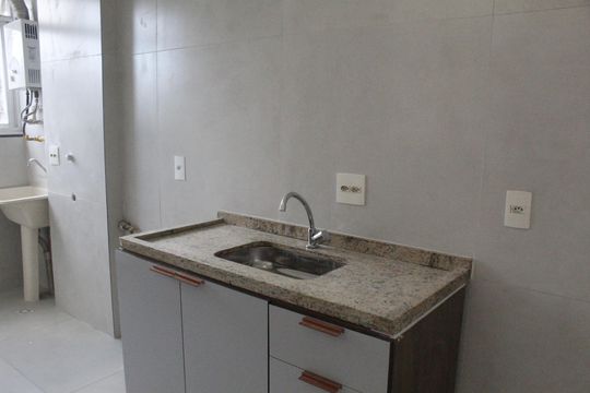 Cozinha de apartamento para alugar com 2 quartos, 48m² em Jacarepaguá, Rio de Janeiro