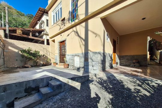 Quintal de casa para alugar com 3 quartos, 100m² em Santa Rosa, Niterói