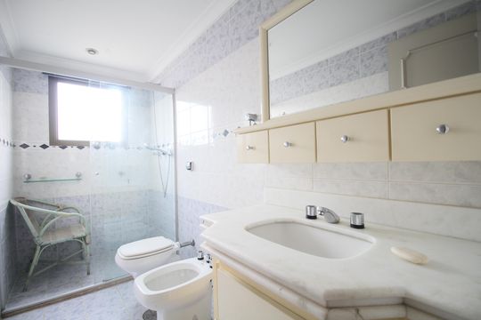 Banheiro  1 de apartamento para alugar com 3 quartos, 242m² em Vila Suzana, São Paulo