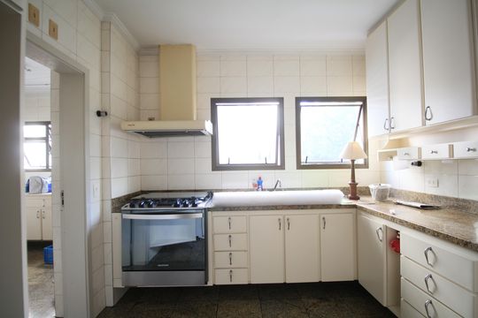 Cozinha de apartamento para alugar com 3 quartos, 242m² em Vila Suzana, São Paulo