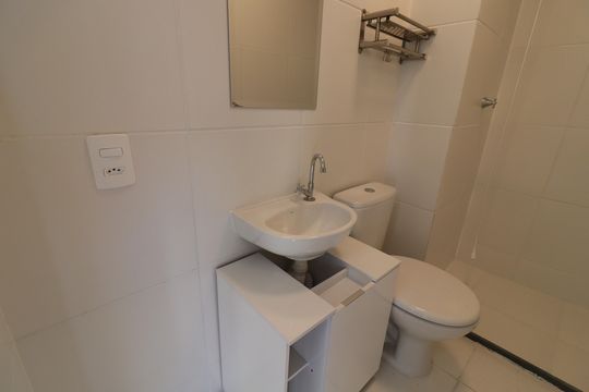 Banheiro Social de apartamento para alugar com 2 quartos, 34m² em Veleiros, São Paulo