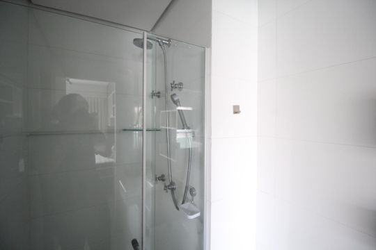 Banheiro de kitnet/studio para alugar com 0 quarto, 40m² em São João, Porto Alegre