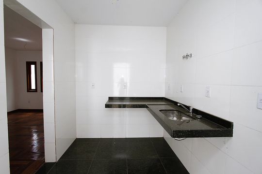 Cozinha de casa de condomínio à venda com 2 quartos, 126m² em Salgado Filho, Belo Horizonte