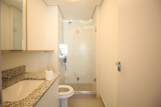 Banheiro de kitnet/studio para alugar com 1 quarto, 30m² em Moinhos de Vento, Porto Alegre