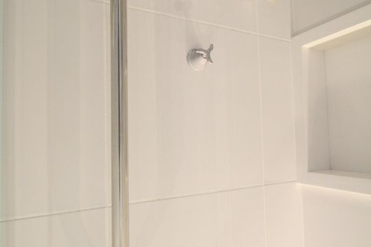 Banheiro de kitnet/studio para alugar com 1 quarto, 28m² em Vila Progredior, São Paulo