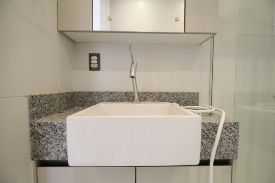 Banheiro de kitnet/studio para alugar com 1 quarto, 28m² em Vila Progredior, São Paulo