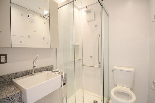 Banheiro de kitnet/studio para alugar com 1 quarto, 28m² em Vila Progredior, São Paulo