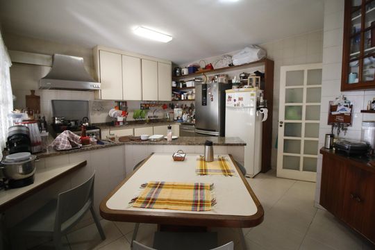 Cozinha de casa de condomínio à venda com 6 quartos, 675m² em Anil, Rio de Janeiro