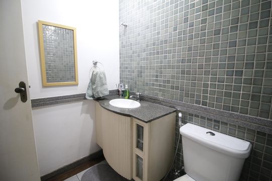 Banheiro da Suíte 1 de casa de condomínio à venda com 6 quartos, 675m² em Anil, Rio de Janeiro