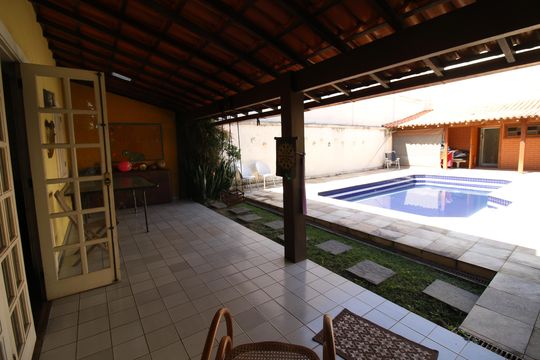 Varanda do quintal  de casa de condomínio à venda com 6 quartos, 675m² em Anil, Rio de Janeiro
