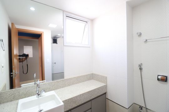 Banheiro do Quarto 2 de apartamento para alugar com 2 quartos, 73m² em Centro, Uberlândia