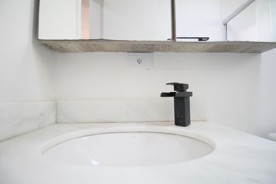 Banheiro de apartamento para alugar com 2 quartos, 68m² em Jardim Henriqueta, Taboão da Serra