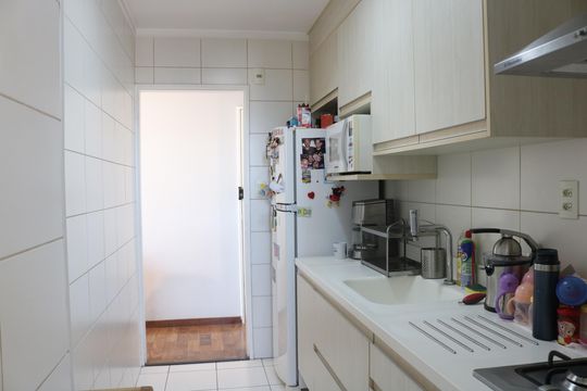 Cozinha de apartamento para alugar com 3 quartos, 76m² em Vila Ipojuca, São Paulo
