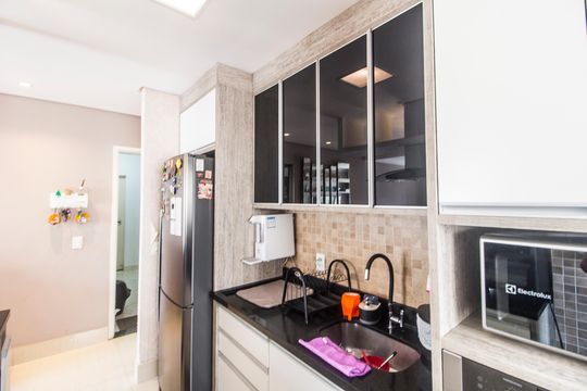 Cozinha de apartamento à venda com 2 quartos, 61m² em Jardim Tupanci, Barueri