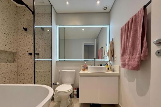 Banheiro de apartamento à venda com 1 quarto, 47m² em Campo Belo, São Paulo