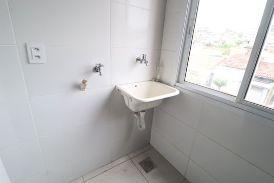 Área de serviço de apartamento para alugar com 2 quartos, 52m² em Daniel Fonseca, Uberlândia