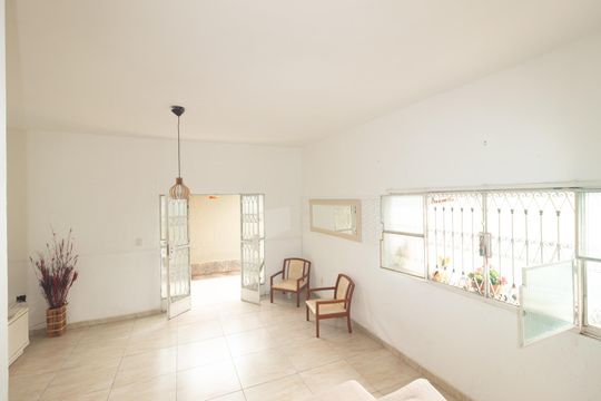 Sala de casa à venda com 3 quartos, 250m² em Campo Grande, Rio de Janeiro