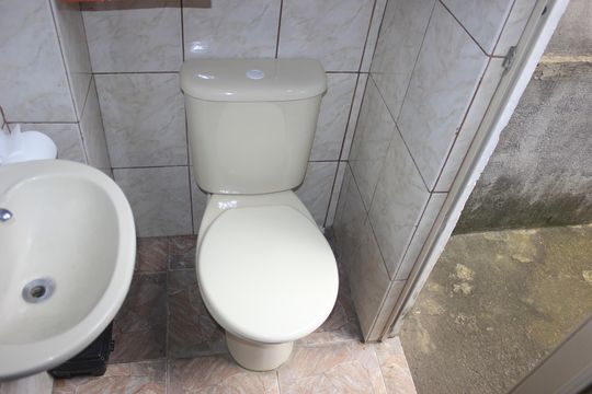 Banheiro da lavanderia de casa para alugar com 2 quartos, 70m² em Inocoop, Guarulhos
