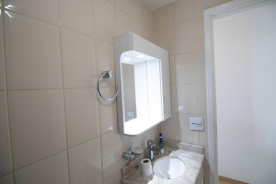 Banheiro social  de apartamento à venda com 3 quartos, 66m² em Vila Augusta, Guarulhos