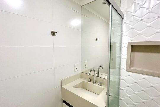 Banheiro 1 de apartamento à venda com 2 quartos, 68m² em Jardim Flor da Montanha, Guarulhos