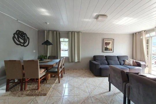 Casa à venda com 4 quartos, 170m² em Hauer, Curitiba