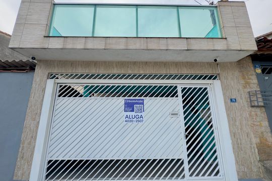 Placa instalada na fachada do imovel de casa para alugar com 2 quartos, 125m² em Jardim Las Vegas, Guarulhos