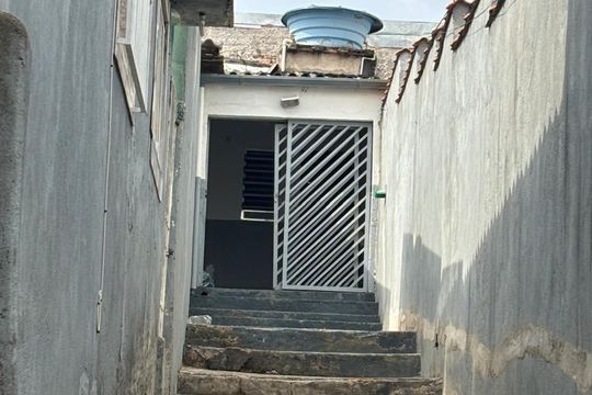 Portão/acesso  de casa à venda com 1 quarto, 55m² em Jardim Calux, São Bernardo do Campo