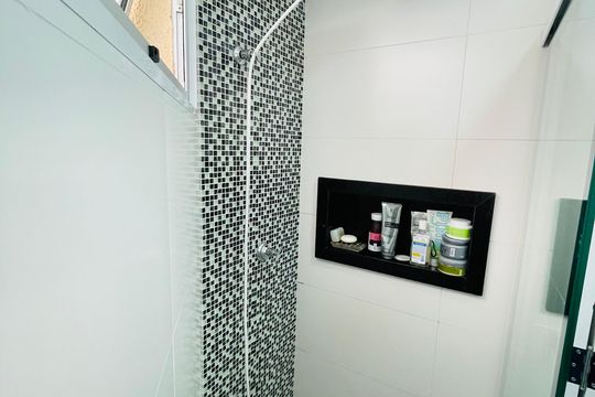 Banheiro social de apartamento para alugar com 2 quartos, 55m² em Bandeiras, Osasco