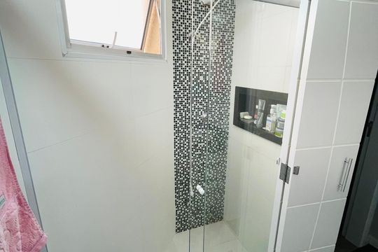 Banheiro social de apartamento para alugar com 2 quartos, 55m² em Bandeiras, Osasco