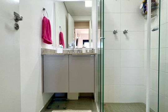 Banheiro de apartamento para alugar com 2 quartos, 58m² em Pinheiros, São Paulo