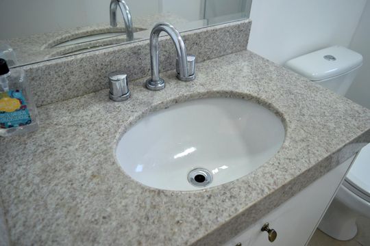 Banheiro de kitnet/studio para alugar com 1 quarto, 35m² em Pinheiros, São Paulo