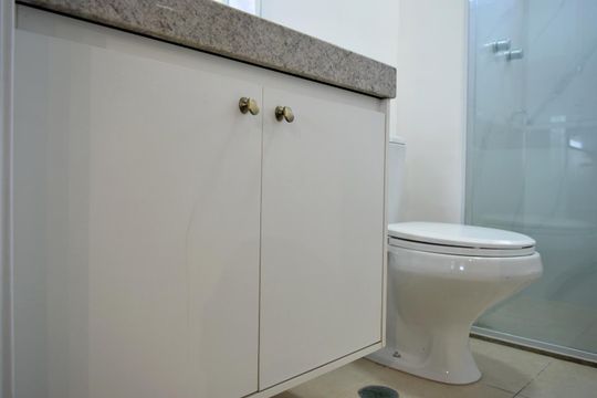 Banheiro de kitnet/studio para alugar com 1 quarto, 35m² em Pinheiros, São Paulo