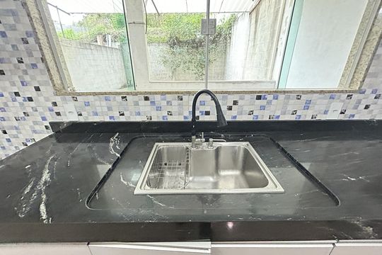 Cozinha de casa de condomínio à venda com 3 quartos, 280m² em Jardim Sulacap, Rio de Janeiro