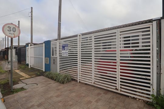 Fachada de casa para alugar com 2 quartos, 42m² em Jardim Betânia, Cachoeirinha