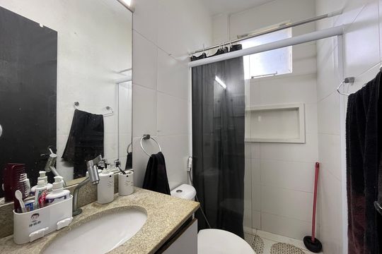 Banheiro de apartamento para alugar com 2 quartos, 46m² em Barra da Tijuca, Rio de Janeiro