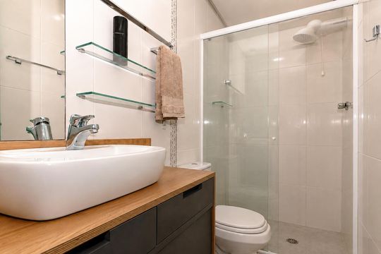 Banheiro de apartamento para alugar com 1 quarto, 37m² em Vila Ipiranga, Porto Alegre