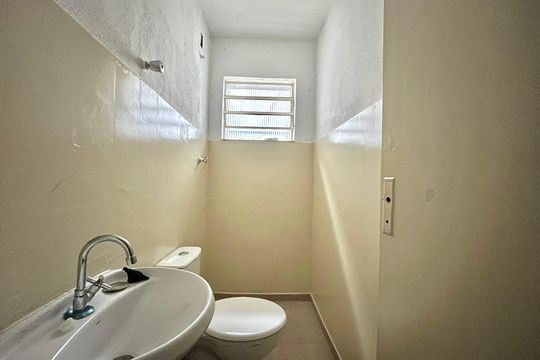 Banheiro de serviço de casa para alugar com 3 quartos, 150m² em Cidade Domitila, São Paulo