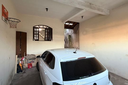 Garagem de casa para alugar com 3 quartos, 127m² em Jardim Macedonia, Embu das Artes