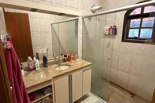Banheiro de casa para alugar com 3 quartos, 127m² em Jardim Macedonia, Embu das Artes