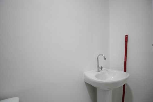 Banheiro  de kitnet/studio para alugar com 1 quarto, 28m² em Morumbi, São Paulo