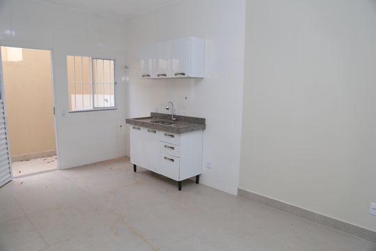 Sala/Cozinha de casa de condomínio para alugar com 2 quartos, 60m² em Jardim Imperial, Aparecida de Goiânia