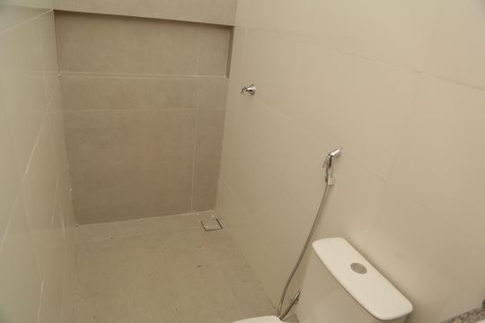 Banheiro 2 de casa de condomínio para alugar com 2 quartos, 60m² em Jardim Imperial, Aparecida de Goiânia