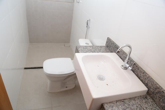Banheiro 1 de casa de condomínio para alugar com 2 quartos, 60m² em Jardim Imperial, Aparecida de Goiânia