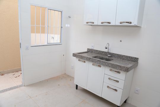 Cozinha de casa de condomínio para alugar com 2 quartos, 60m² em Jardim Imperial, Aparecida de Goiânia
