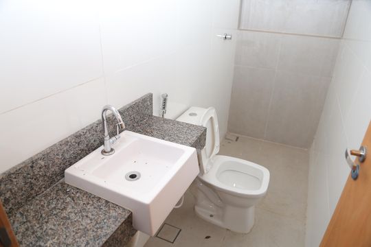 Banheiro 2 de casa de condomínio para alugar com 2 quartos, 60m² em Jardim Imperial, Aparecida de Goiânia
