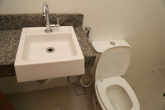 Banheiro 1 de casa de condomínio para alugar com 2 quartos, 60m² em Jardim Imperial, Aparecida de Goiânia